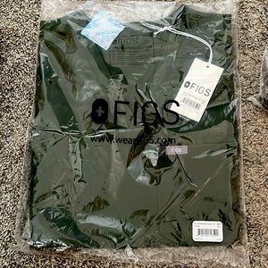 Figs Catarina one pocket scrub top in Moss.